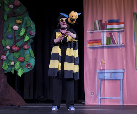 DZIEŃ  DZIECKA  Z  TEATREM