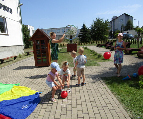 Wakacyjne warsztaty - Dzień 2 - ZAJĘCIA PLASTYCZNO-RUCHOWE