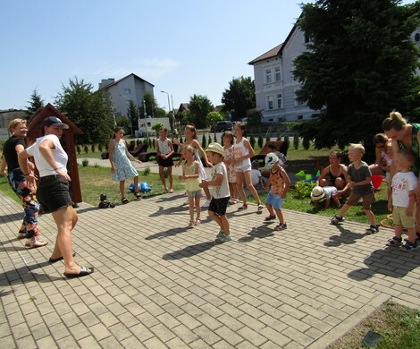 Wakacyjne warsztaty - Dzień 2 - ZAJĘCIA PLASTYCZNO-RUCHOWE