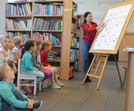 Wizyta przedszkolaków w Bibliotece Miejskiej z okazji Ogólnopolskiego Dnia Głośnego Czytania