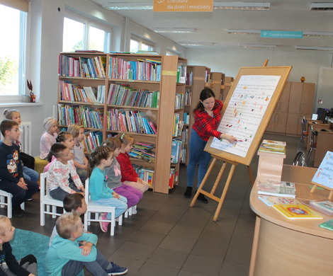 Wizyta przedszkolaków w Bibliotece Miejskiej z okazji Ogólnopolskiego Dnia Głośnego Czytania