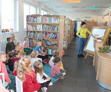Jesienna lekcja biblioteczna z przedszkolakami