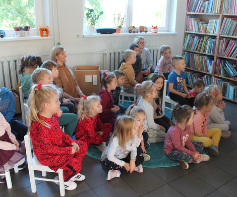 Jesienna lekcja biblioteczna z przedszkolakami