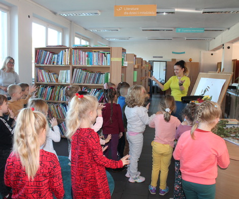 Jesienna lekcja biblioteczna z przedszkolakami
