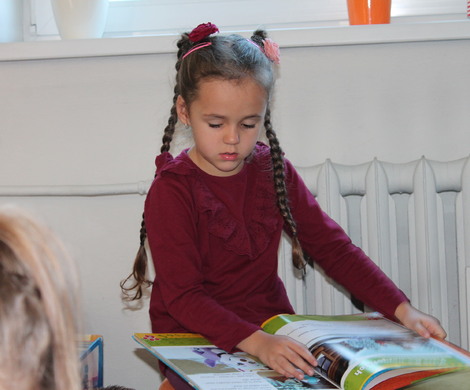 Jesienna lekcja biblioteczna z przedszkolakami