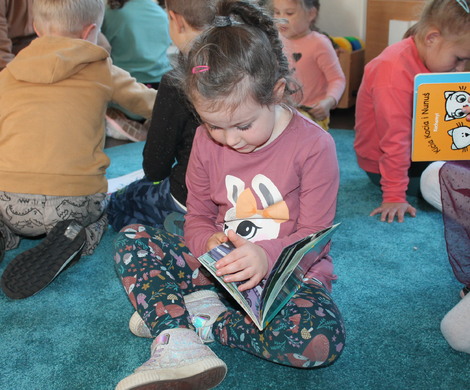Jesienna lekcja biblioteczna z przedszkolakami