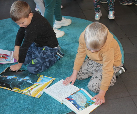 Jesienna lekcja biblioteczna z przedszkolakami