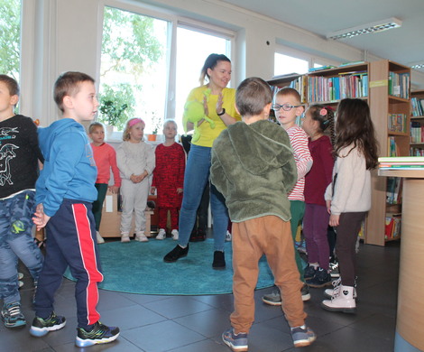 Jesienna lekcja biblioteczna z przedszkolakami