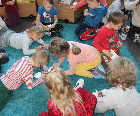 Jesienna lekcja biblioteczna z przedszkolakami