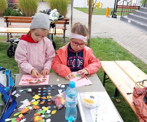 Integracyjne warsztaty plenerowe w Strefie Czytelnika.