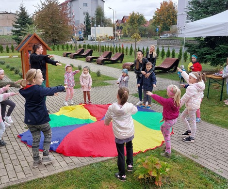 Integracyjne warsztaty plenerowe w Strefie Czytelnika.