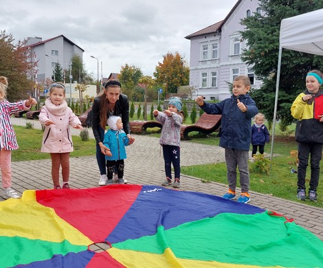 Integracyjne warsztaty plenerowe w Strefie Czytelnika.