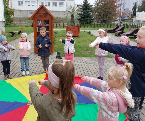 Integracyjne warsztaty plenerowe w Strefie Czytelnika.
