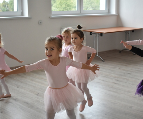 Małe balerinki w Gminnym Centrum Kultury i Sportu w Nowogrodźcu