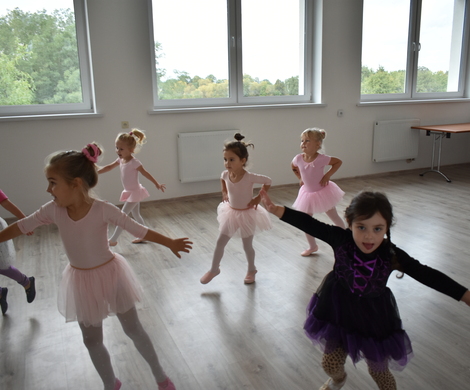 Małe balerinki w Gminnym Centrum Kultury i Sportu w Nowogrodźcu