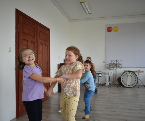 Roztańczone dzieci w Nowogrodźcu