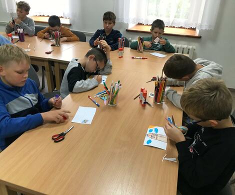 Światowy Dzień Poczty i Znaczka Pocztowego – lekcja biblioteczna w Gościszowie.
