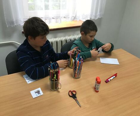 Światowy Dzień Poczty i Znaczka Pocztowego – lekcja biblioteczna w Gościszowie.