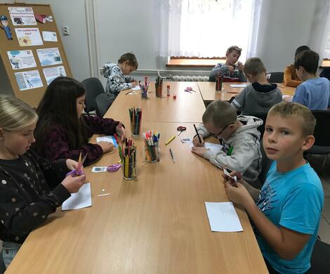 Światowy Dzień Poczty i Znaczka Pocztowego – lekcja biblioteczna w Gościszowie.