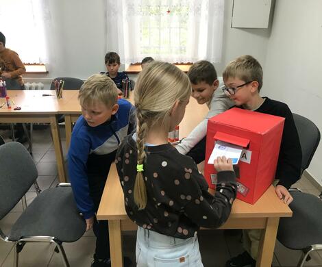 Światowy Dzień Poczty i Znaczka Pocztowego – lekcja biblioteczna w Gościszowie.