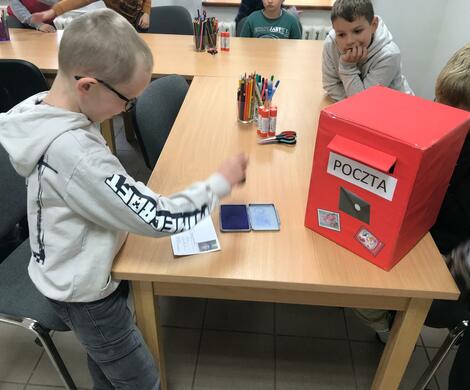 Światowy Dzień Poczty i Znaczka Pocztowego – lekcja biblioteczna w Gościszowie.