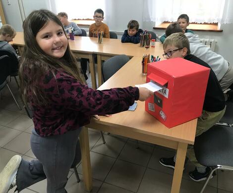 Światowy Dzień Poczty i Znaczka Pocztowego – lekcja biblioteczna w Gościszowie.