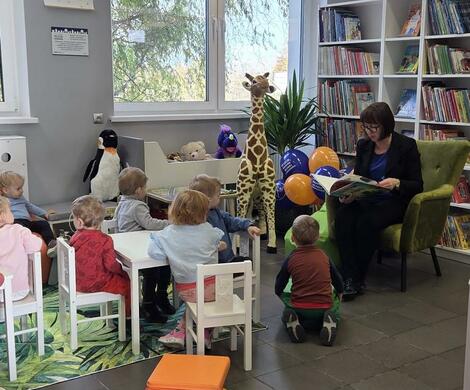 Uroczyste otwarcie Zielonego Kącika Czytelniczego w Bibliotece Miejskiej w Nowogrodźcu.