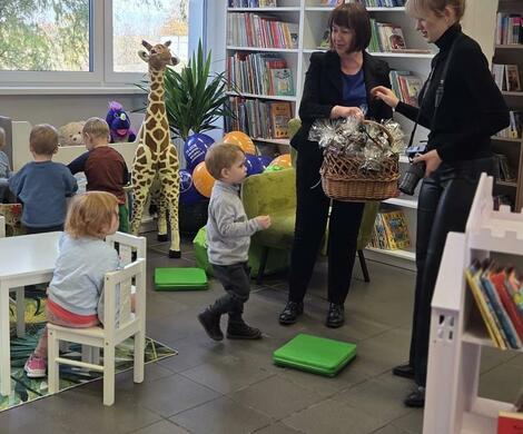 Uroczyste otwarcie Zielonego Kącika Czytelniczego w Bibliotece Miejskiej w Nowogrodźcu.
