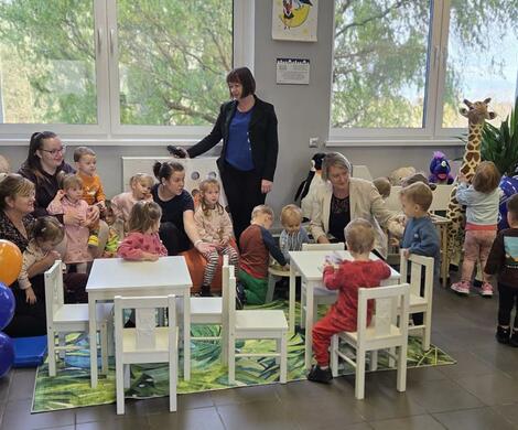 Uroczyste otwarcie Zielonego Kącika Czytelniczego w Bibliotece Miejskiej w Nowogrodźcu.