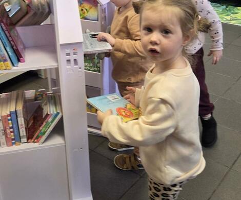 Uroczyste otwarcie Zielonego Kącika Czytelniczego w Bibliotece Miejskiej w Nowogrodźcu.