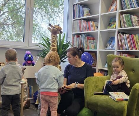 Uroczyste otwarcie Zielonego Kącika Czytelniczego w Bibliotece Miejskiej w Nowogrodźcu.