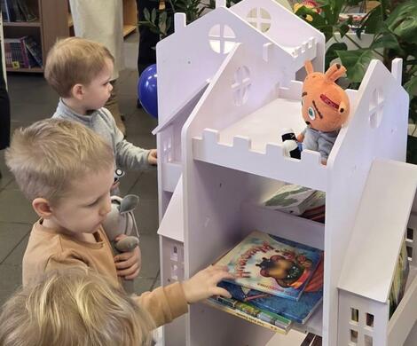 Uroczyste otwarcie Zielonego Kącika Czytelniczego w Bibliotece Miejskiej w Nowogrodźcu.