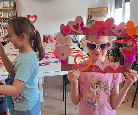 2. tydzień ferii zimowych w filiach bibliotecznych Wykroty i Gierałtów: "100 odcieni różu i czerwieni – serduszkowe warsztaty walentynkowe."