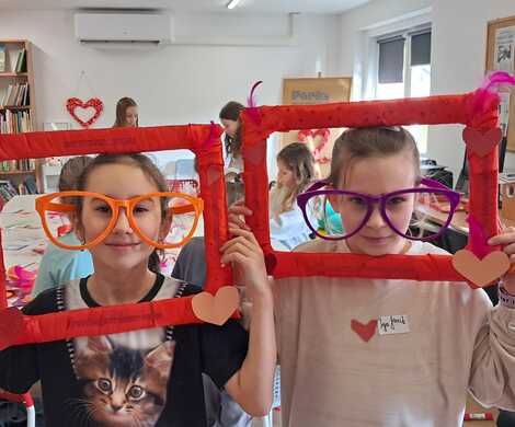 2. tydzień ferii zimowych w filiach bibliotecznych Wykroty i Gierałtów: "100 odcieni różu i czerwieni – serduszkowe warsztaty walentynkowe."