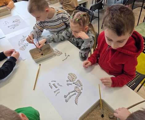 Dzień Dinozaura w bibliotece w Nowogrodźcu.
