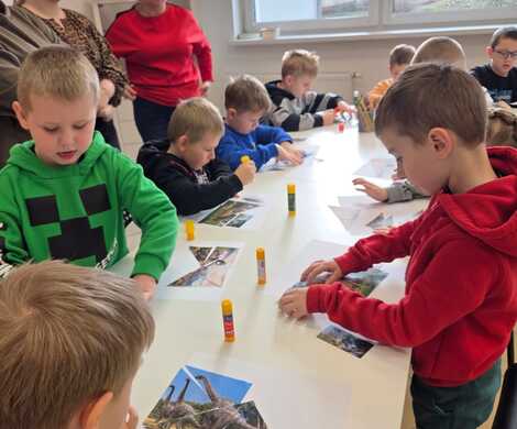 Dzień Dinozaura w bibliotece w Nowogrodźcu.