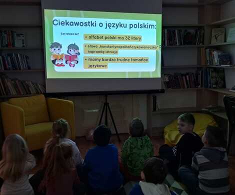 Międzynarodowy Dzień Języka Ojczystego - lekcja biblioteczna w filii Gierałtów.
