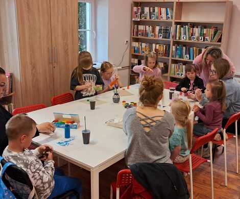 Popołudniowe zajęcia w filiach bibliotecznych w Wykrotach i Gierałtowie. „Wiosenny ogródek”.
