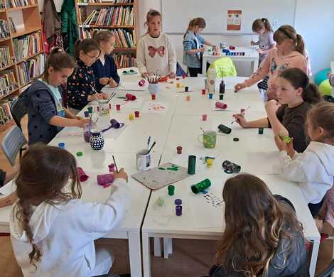 Popołudniowe zajęcia w filiach bibliotecznych w Wykrotach i Gierałtowie. „Wiosenny ogródek”.