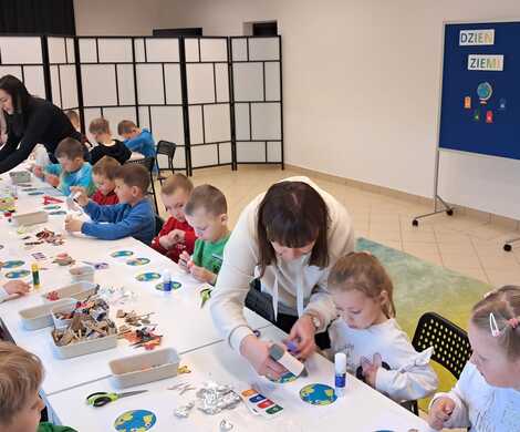 "Dzień Ziemi" w bibliotece miejskiej w Nowogrodźcu.