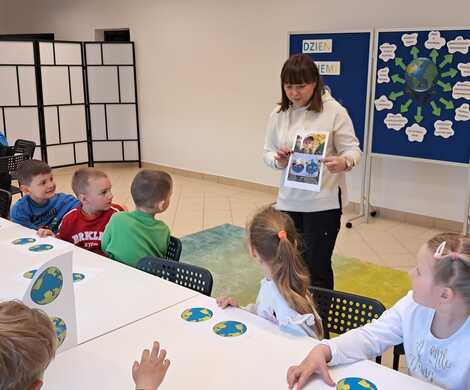 "Dzień Ziemi" w bibliotece miejskiej w Nowogrodźcu.