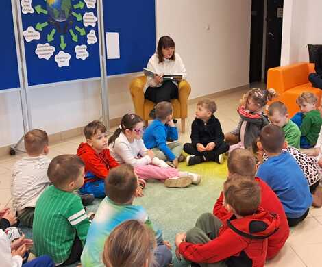 "Dzień Ziemi" w bibliotece miejskiej w Nowogrodźcu.