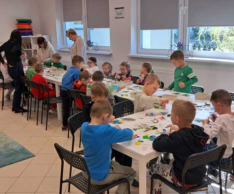 "Dzień Ziemi" w bibliotece miejskiej w Nowogrodźcu.