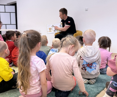 SPOTKANIE ZE STRAŻAKIEM W BIBLIOTECE MIEJSKIEJ W NOWOGRODŹCU