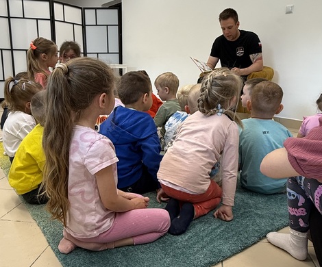 SPOTKANIE ZE STRAŻAKIEM W BIBLIOTECE MIEJSKIEJ W NOWOGRODŹCU