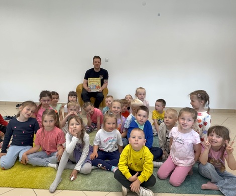 SPOTKANIE ZE STRAŻAKIEM W BIBLIOTECE MIEJSKIEJ W NOWOGRODŹCU