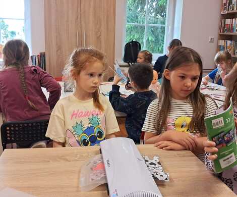 Tydzień Bibliotek - produkcja zakładek w filiach bibliotecznych.
