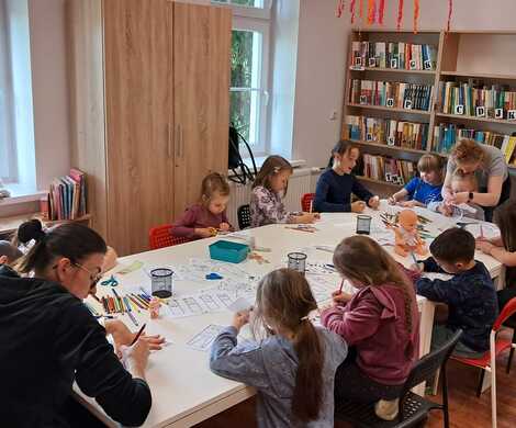 Tydzień Bibliotek - produkcja zakładek w filiach bibliotecznych.
