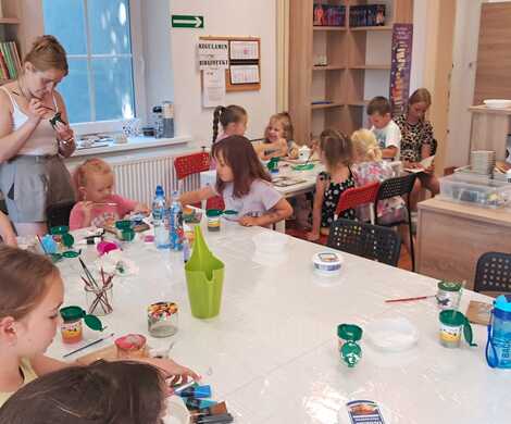 Wakacje z Biblioteką trwają w najlepsze! Slime Lab - stwórz swojego gluta i malowanie gliny.