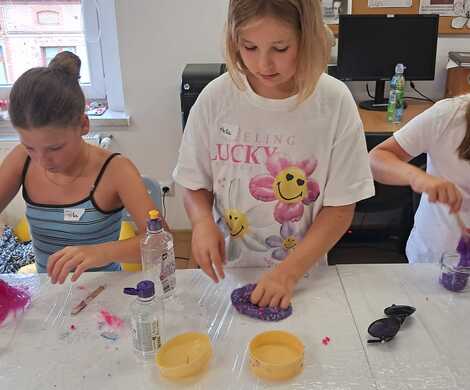 Wakacje z Biblioteką trwają w najlepsze! Slime Lab - stwórz swojego gluta i malowanie gliny.